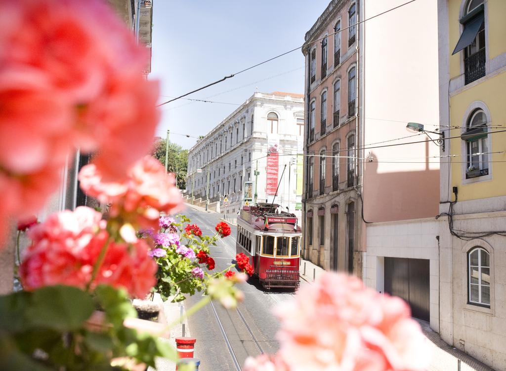 Hotel Residencial Valentina Lissabon Exterior foto Lisbon tram