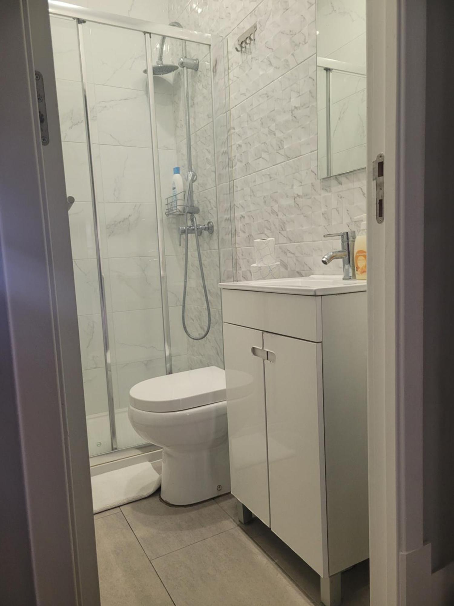 Hotel Residencial Valentina Lissabon Exterior foto A shower room