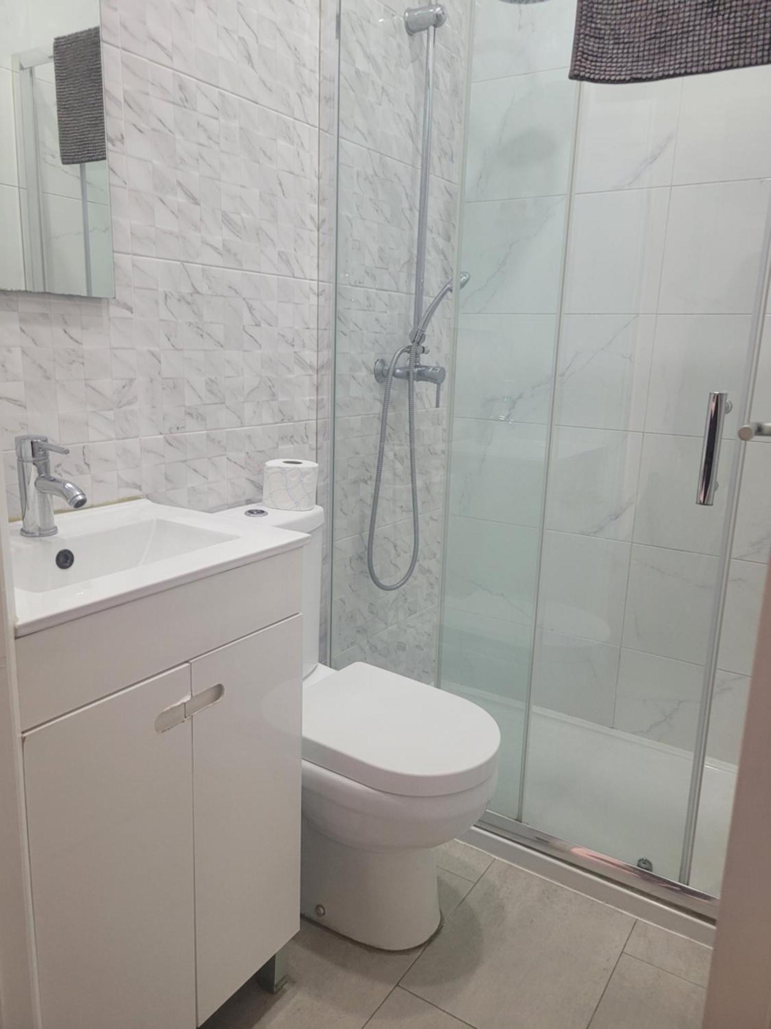Hotel Residencial Valentina Lissabon Zimmer foto A shower cubicle