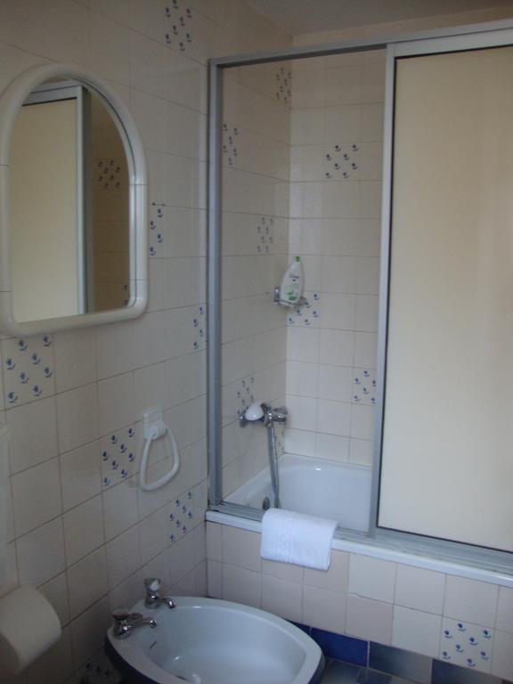 Hotel Residencial Valentina Lissabon Exterior foto A shower door