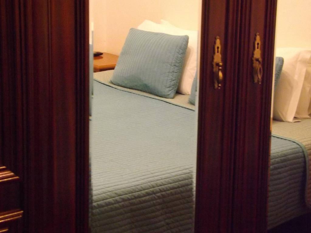 Hotel Residencial Valentina Lissabon Exterior foto A bed in a hotel room